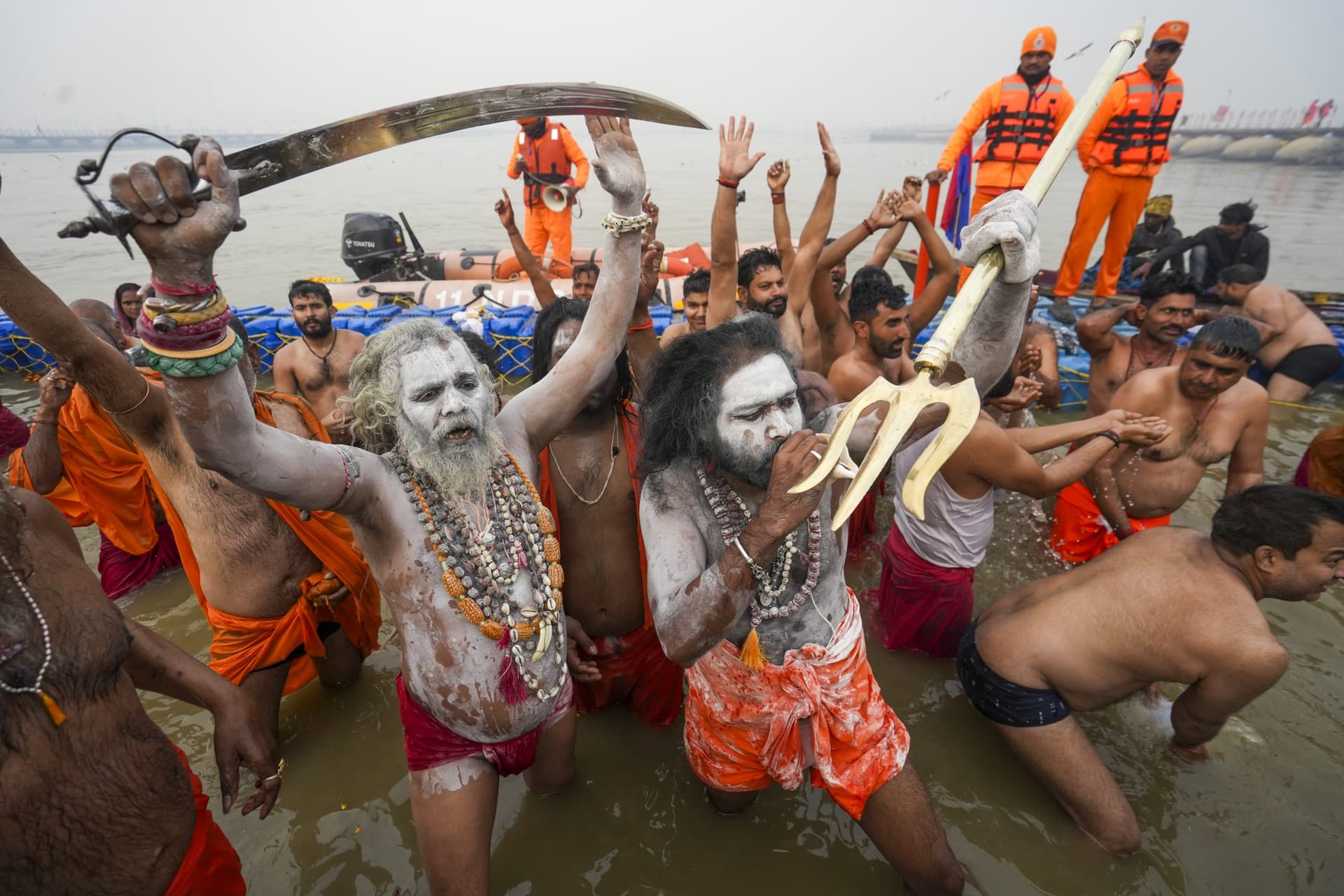 Kumbh stampede: कुंभ भगदड़ के बाद फिर से शुरू हुआ अखाड़ों का अमृत ्नान, देखें फोटो