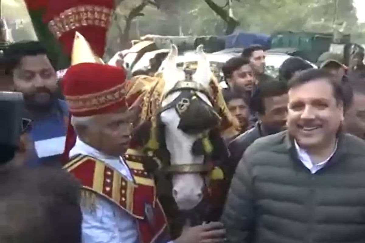 Bin Dulhe Ki Barat: AAP ने निकाली 'बिन दूल्हे की बारात', सीएम फेस पर BJP का उड़ाया मजाक
