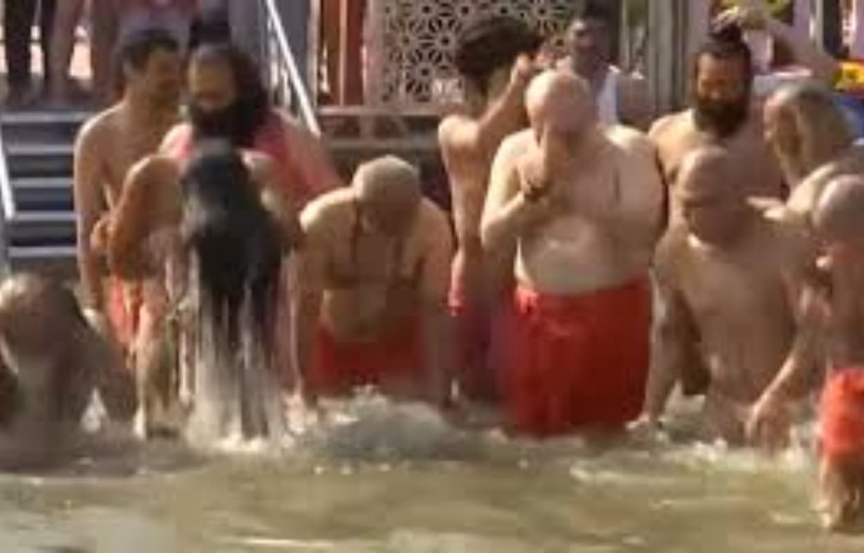 Amit Shah In Maha Kumbh 2025: प्रयागराज पहुंचे गृह मंत्री अमित शाह, संगम में लगाई डुबकी