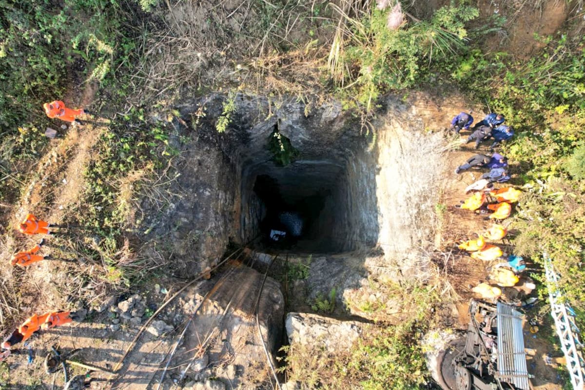 Assam Coal Mine: कोयला खदान में फंसे हैं 9 लोग, माइन में भरता जा रहा है पानी, बचाव के लिए हो रहा यह उपाय, देखें Video