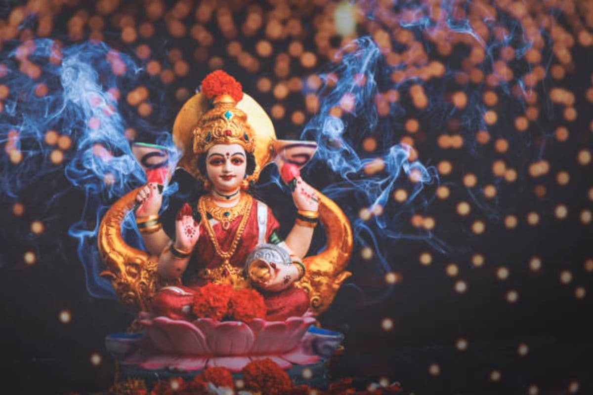 Astro Tips: घर में छाई कंगाली हो जाएगी दूर, माता लक्ष्मी की बरसेगी कृपा, बस रोज शाम करें ये काम