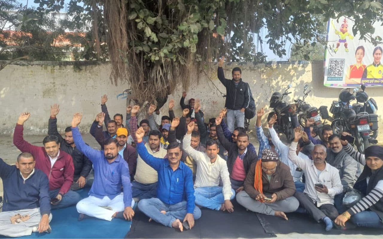 Bihar News: औरंगाबाद में वेतन समेत छह सूत्री मांगों को लेकर हड़ताल पर बैठे एंबुलेंस कर्मी, एंबुलेंस सेवा ठप