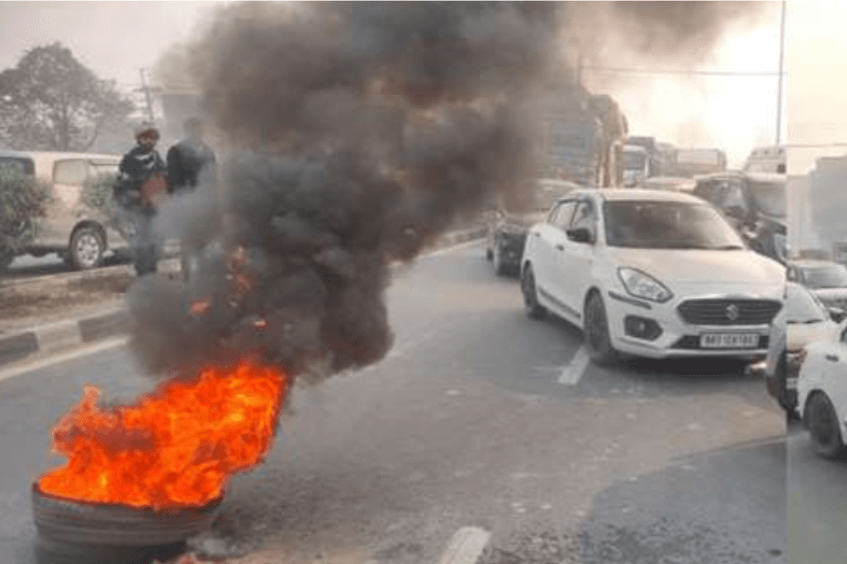 BPSC Protest: 70वीं बीपीएससी पीटी परीक्षा रद्द करने की मांग को लेकर चक्का जाम, NH पर आगजनी और प्रदर्शन