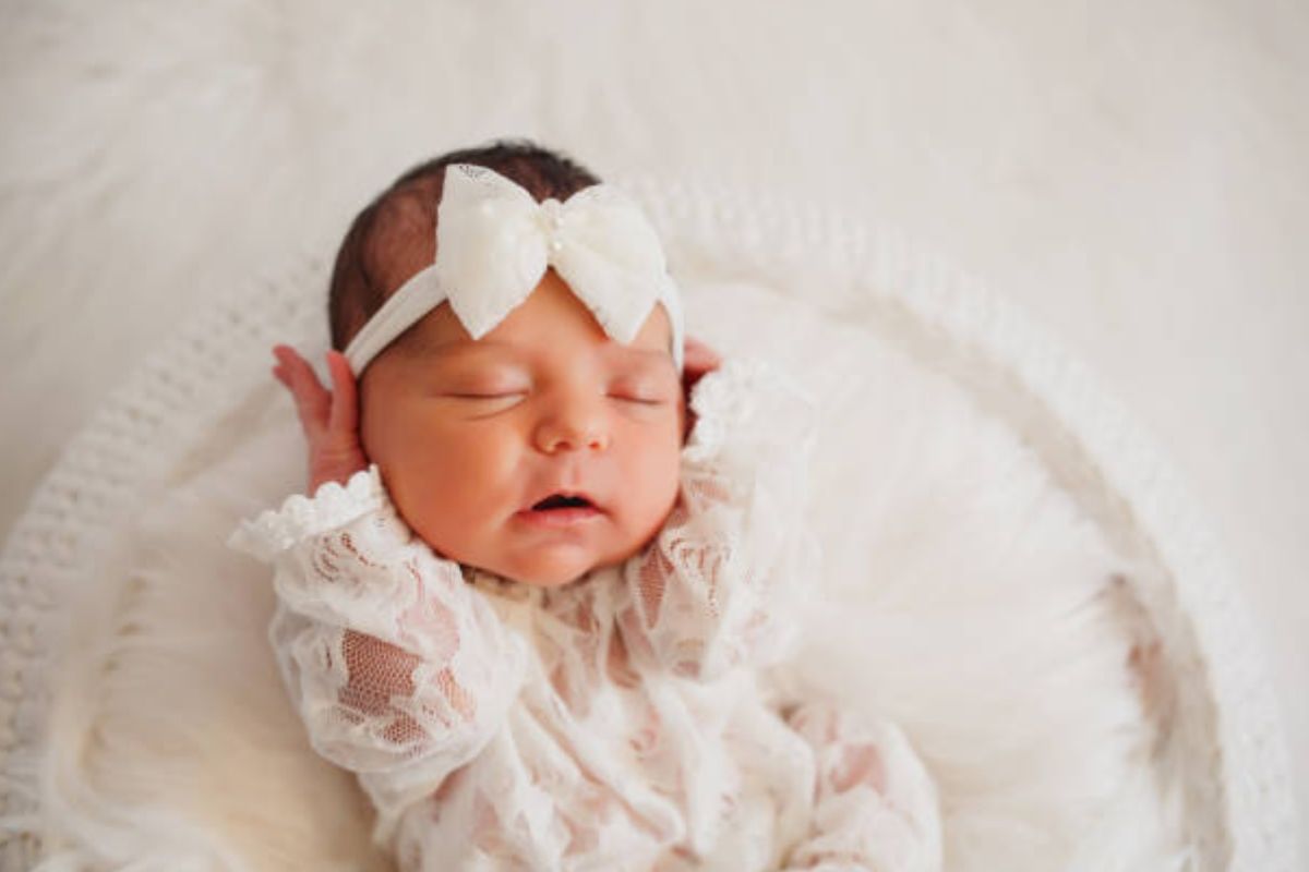 Baby Names: नन्हीं परी को दें मां सरस्वती से प्रेरित ये प्यारा नाम, पढ़ाई में रहेगी अव्वल