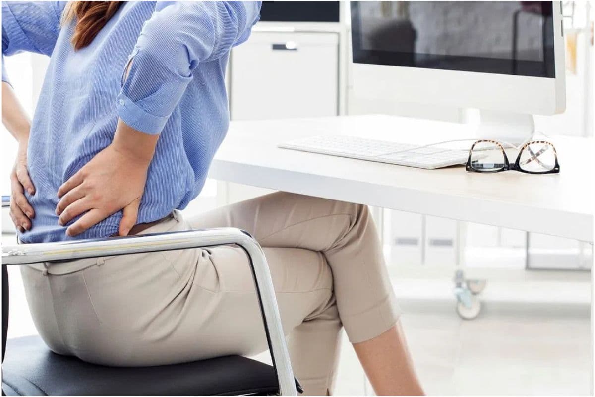Back Pain: क्या ऑफिस में बैठे-बैठे आपके भी कमर में होता है दर्द? अपनाएं यह नुस्खा