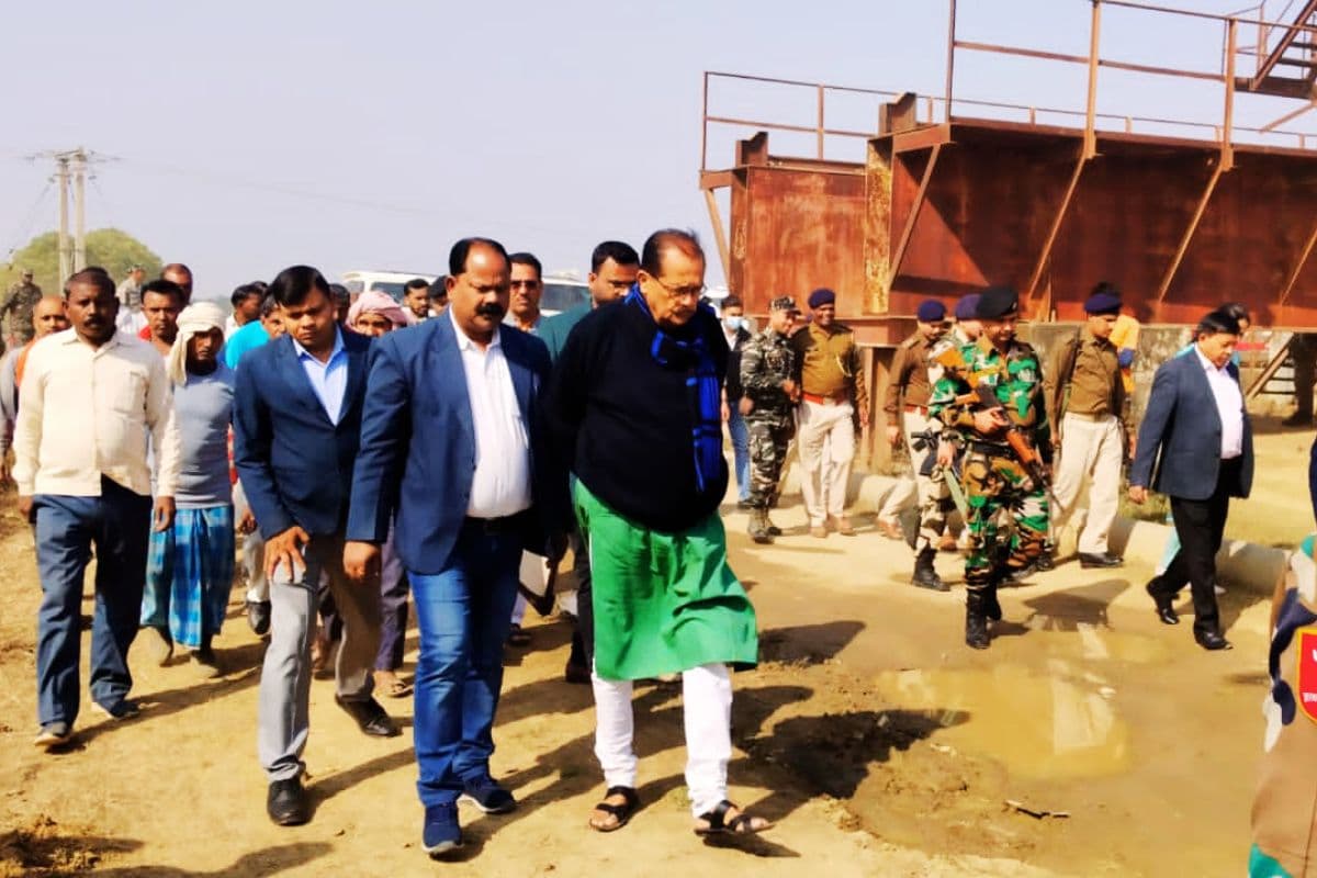 झारखंड में बराज का निरीक्षण करने पहुंचे वित्त मंत्री, मधुमक्खियों ने कर दिया हमला