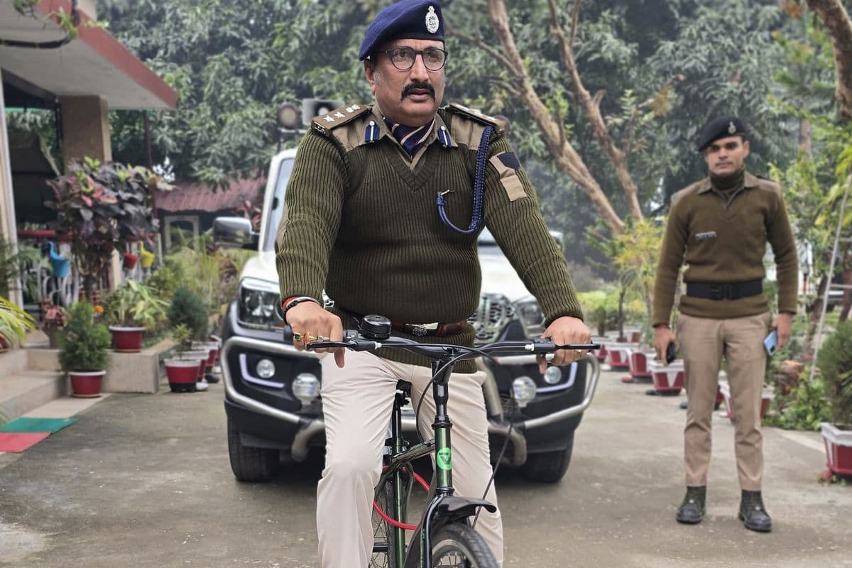 शांति और सुरक्षा के लिए साइकिल पर SP, बेतिया में दिखी पुलिस की नई रणनीति