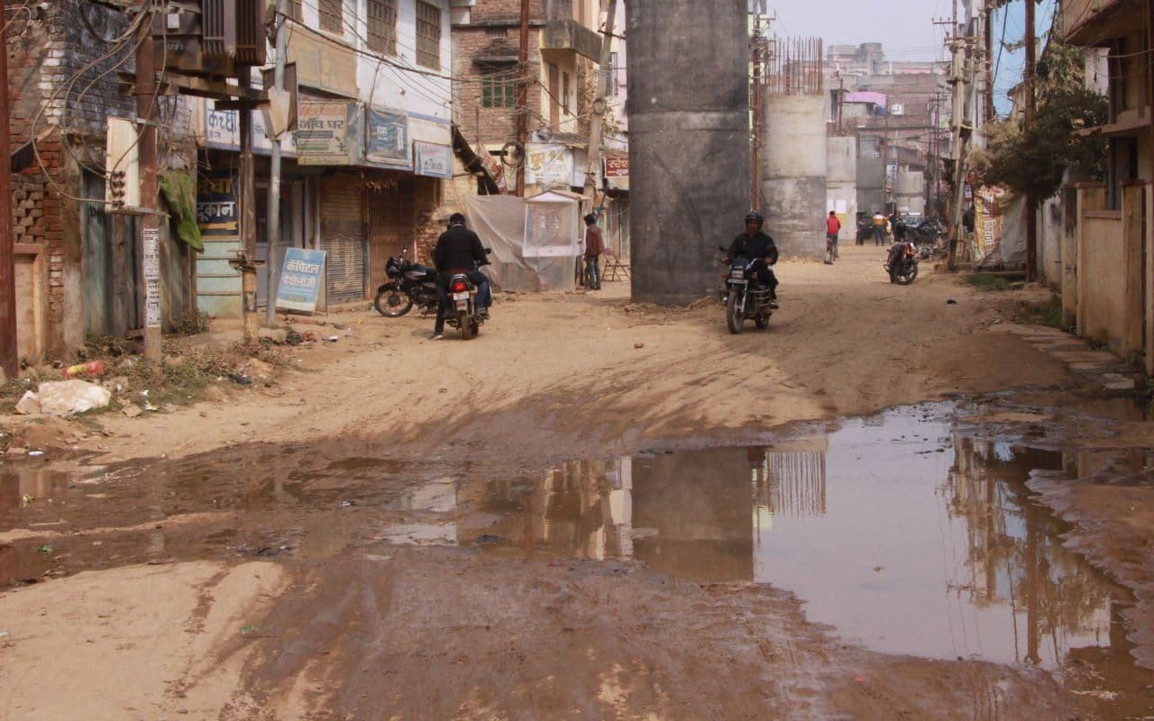 Bhagalpur News: भागलपुर में फ्लाइओवर ब्रिज के लिए शुरू हुआ पिलर का काम, सड़क को छोड़ दिया बदहाल, दो लाख लोग परेशान