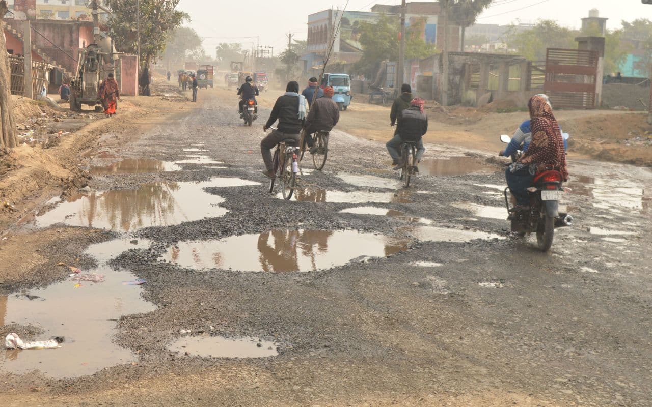 बिहार के इस सड़क की पहचान है मिट्टी भरे गड्ढे और उड़ती धूल, संभल कर चलें, हाइवे है खतरनाक