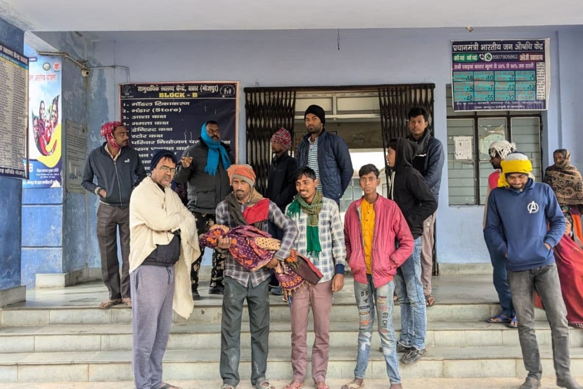 नाले में गिरने से तीन वर्षीय बच्ची की मौत, अस्पताल की लापरवाही से गुस्साए परिजन