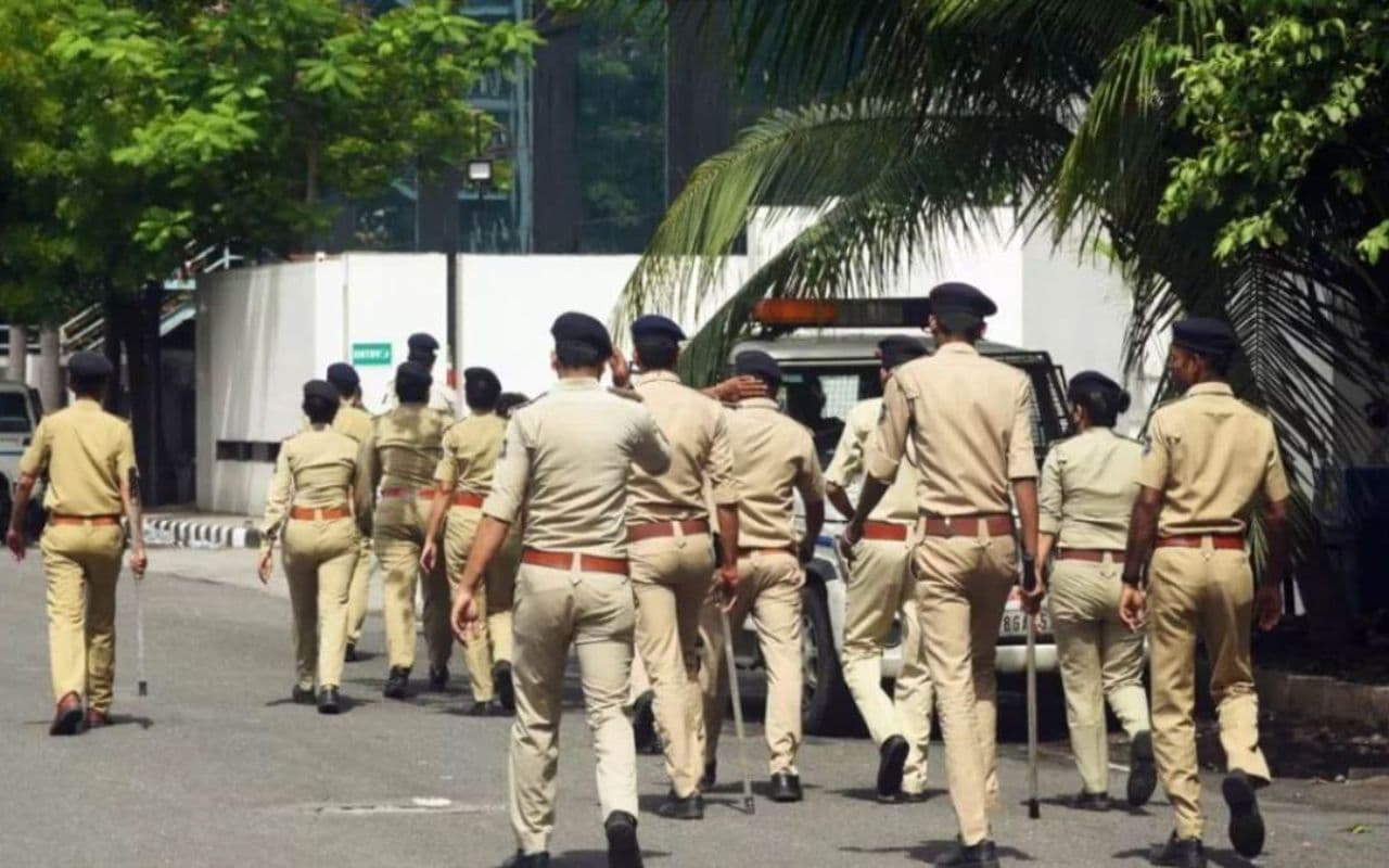 Police in Bihar: बिहार में पुलिस पर बड़ा हमला, 3 KM रिवर्स गाड़ी भगाकर दारोगा ने बचाई जान