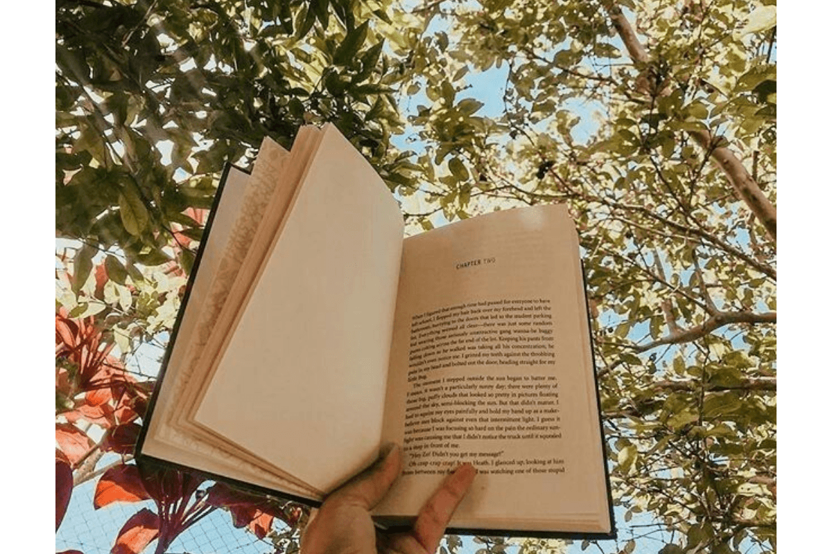 Vastu Tips for books: किताबें खुली क्यों नहीं छोड़नी चाहिए? क्या सच में हो जाती है सरस्वती नाराज