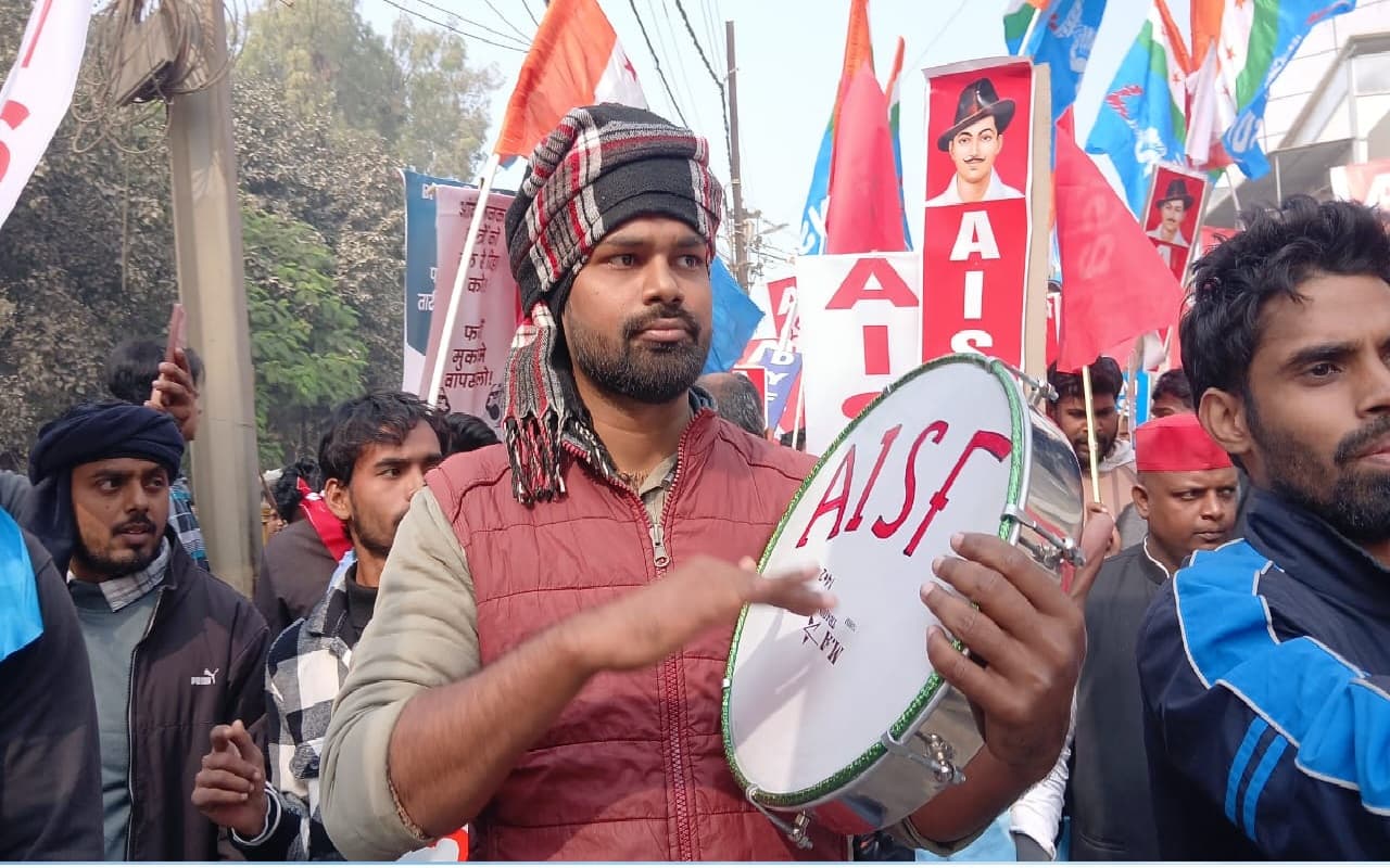 BPSC Protest: री एग्जाम की मांग कर रहे छात्रों को सीएम आवास जाने से रोका, डाक बंगला चौराहे पर पुलिस से भिड़े छात्र