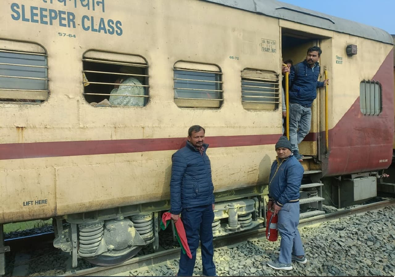 Train News: बलिया-सियालदह एक्सप्रेस में बड़ा हादसा टला, चलती ट्रेन में धुंआ देख मच गई थी अफरा तफरी