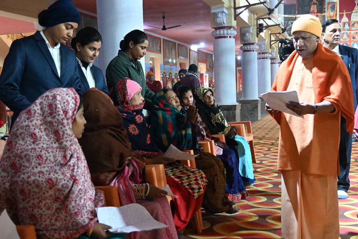 इस्टीमेट मंगवा लीजिए, सरकार देगी इलाज का पैसा, गुहार लेकर पहुंची महिला से सीएम योगी ने कहा