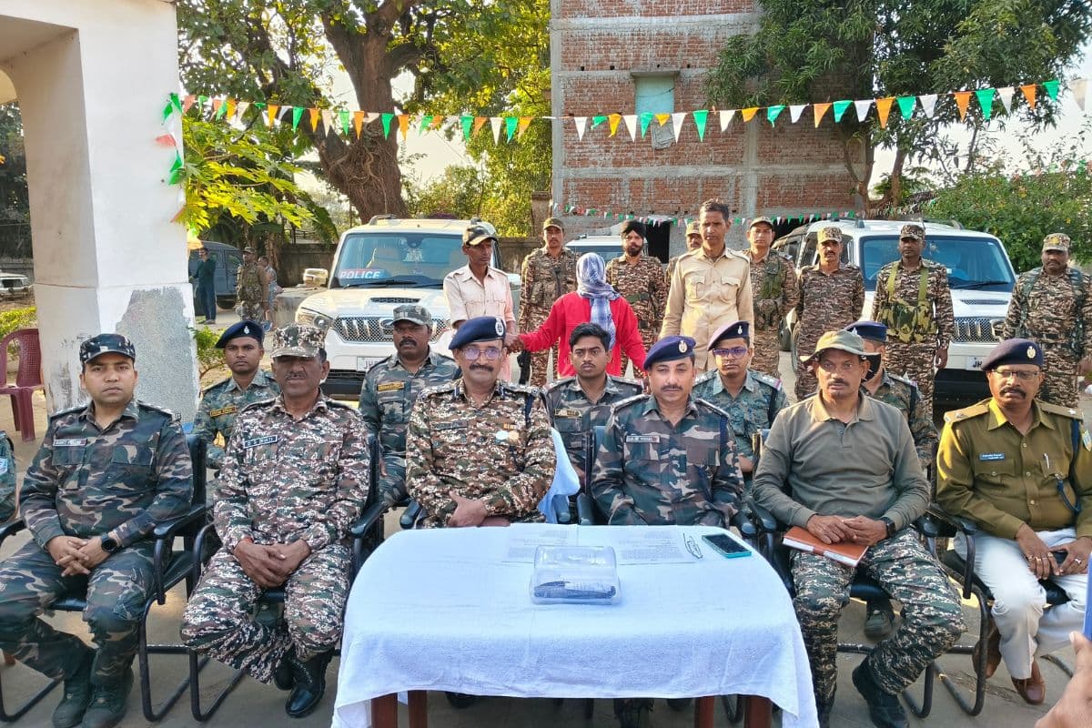 झारखंड में भाकपा माओवादी को बड़ा झटका, नक्सली दंपती हथियार के साथ अरेस्ट