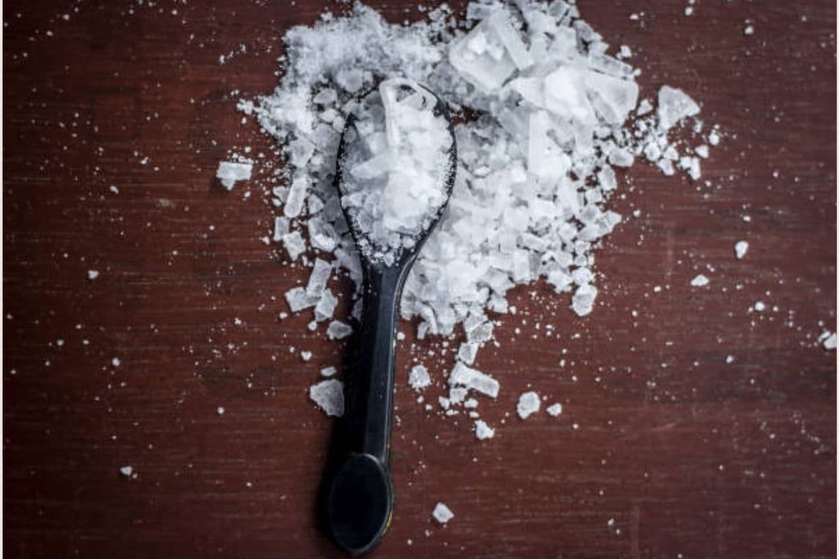 क्यों है कपूर जलाना फायदेमंद? जानें इसके आध्यात्मिक और वैज्ञानिक कारण