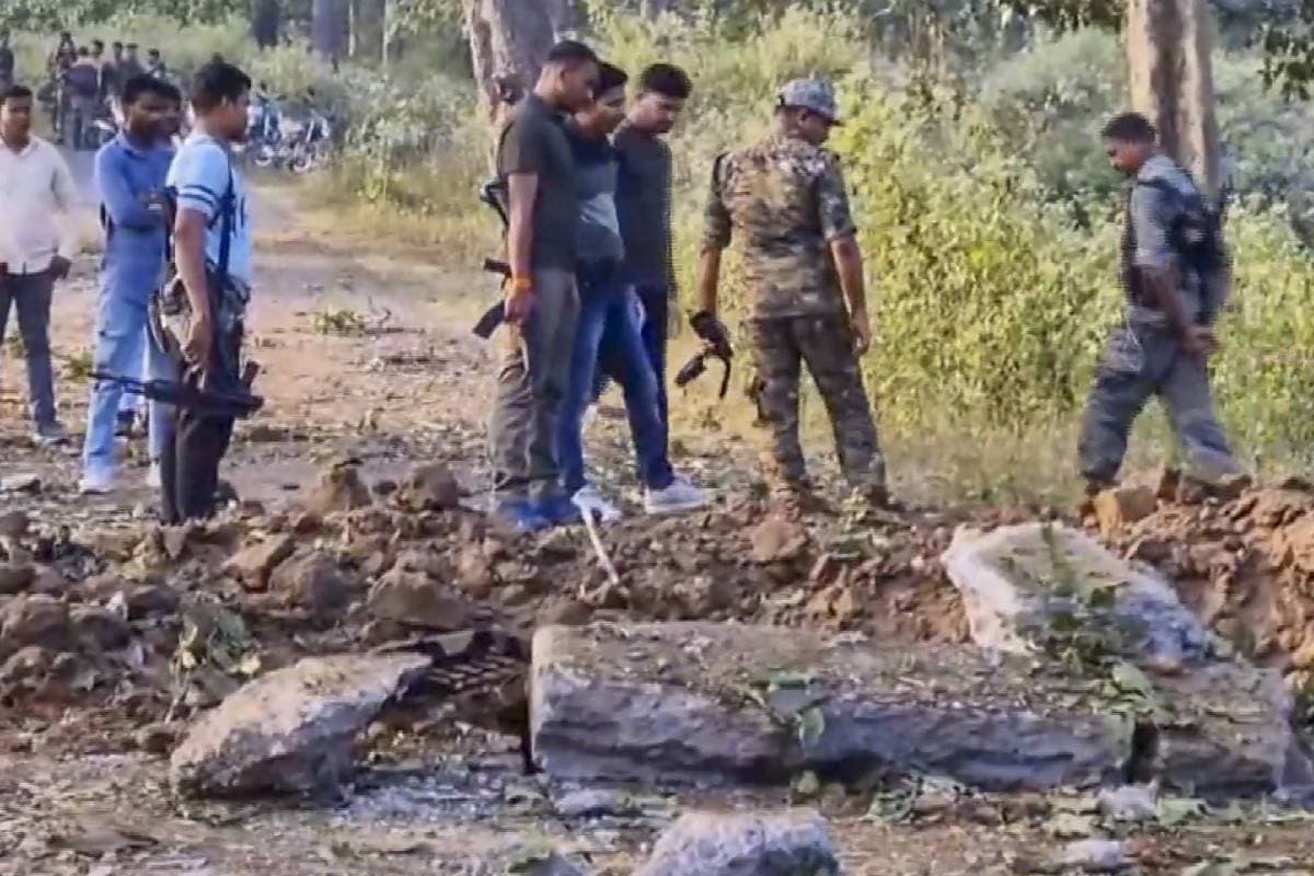 भूलेंगे नहीं, छोड़ेंगे नहीं, सुकमा में कोबरा ने नक्सलियों को घेरा, मुठभेड़ जारी
