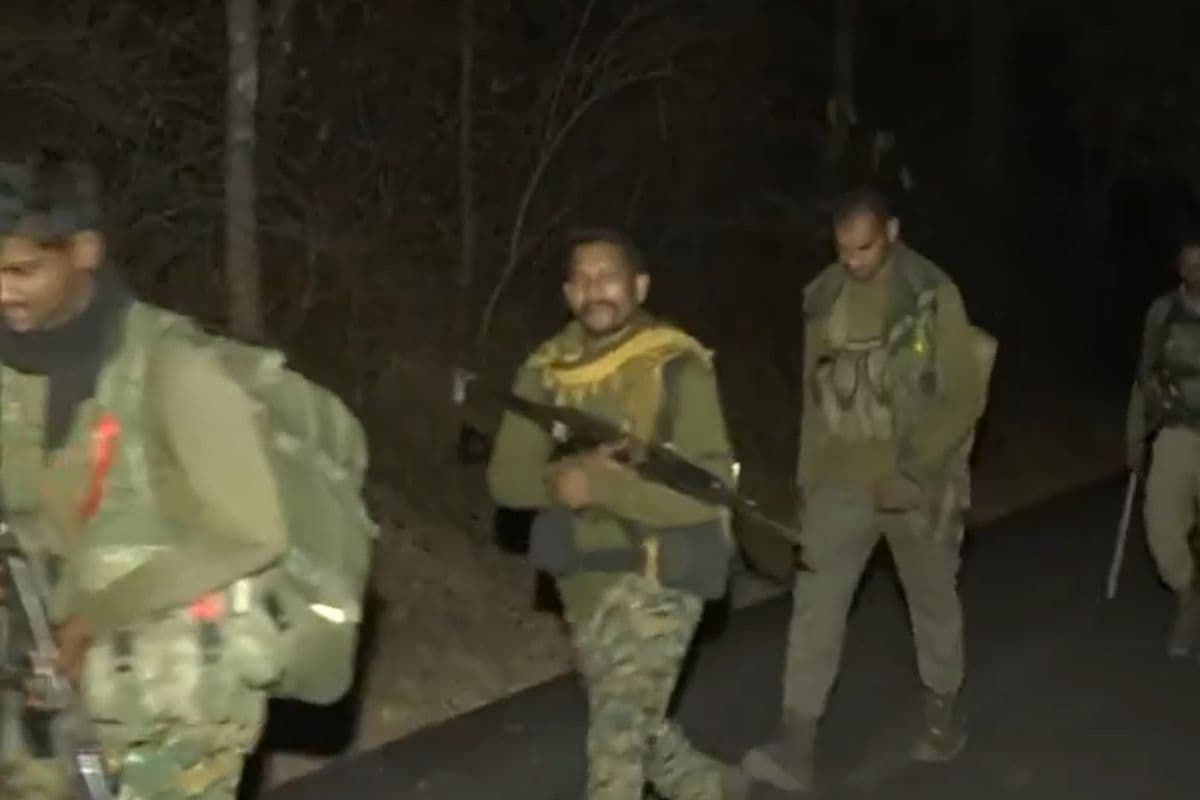 Chhattisgarh: मुठभेड़ में 16 नक्सली ढेर, गरियाबंद में हथियारों का जखीरा बरामद