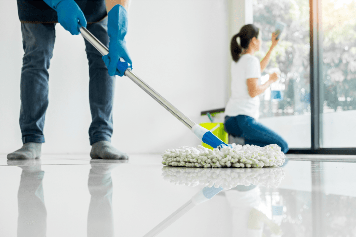 Best Floor Cleaning Hacks: पोछा लगाने के बाद भी रह जाते हैं दाग और पानी के निशान? ये 5 टिप्स आपके लिए!