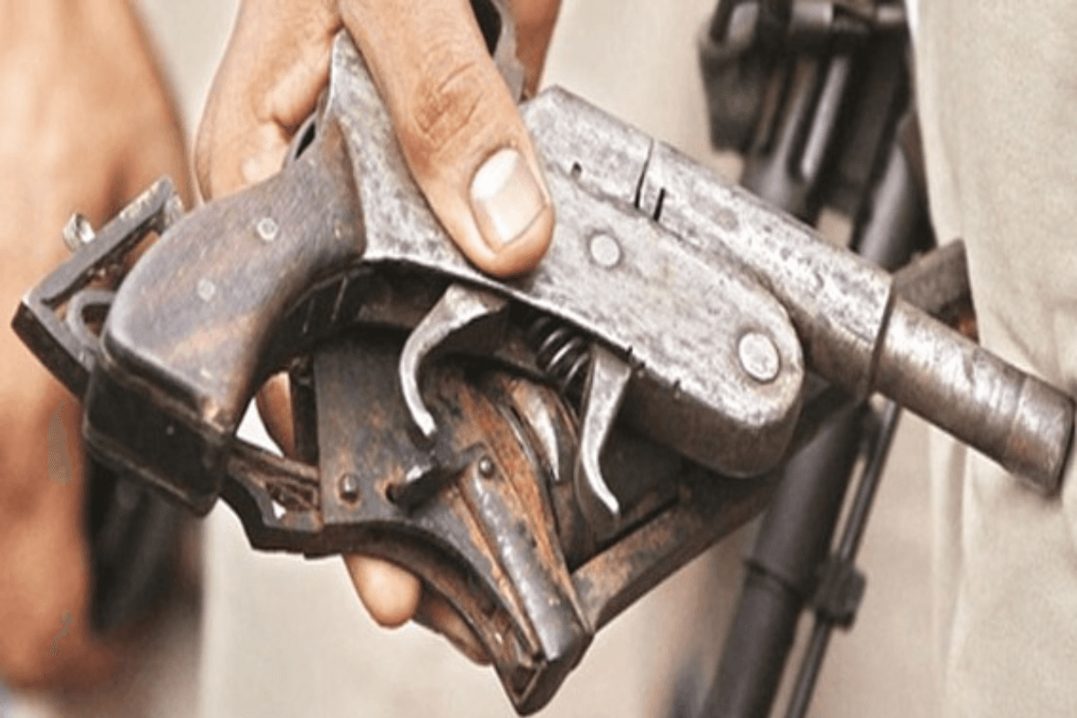 Crime News: मधुबनी में मिनी गन फैक्ट्री का खुलासा, भारी संख्या में हथियार बरामद, 5 गिरफ्तार 