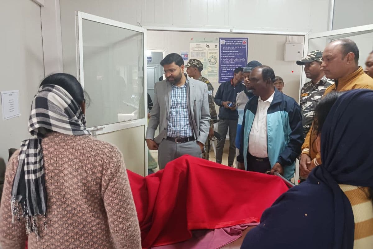 Road Accident In Khunti: झारखंड के खूंटी में बस-कार की टक्कर, सड़क हादसे में 26 लोग घायल