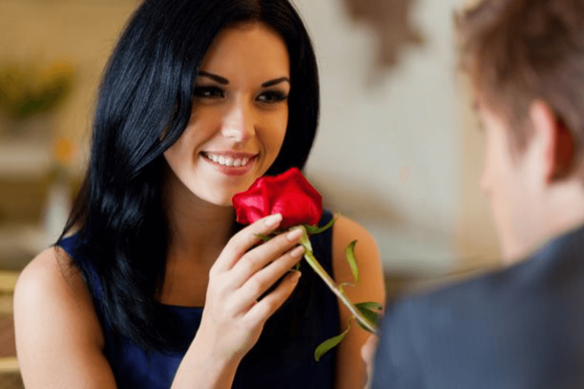 Dating Tips: पहली बार कर रहे हैं डेट तो गुलाब का फूल देने से बचें, जानें क्यों?