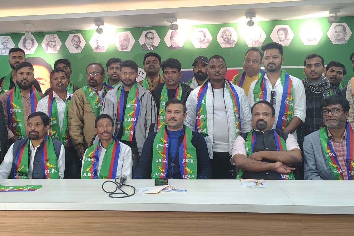 JLKM के पूर्व महासचिव दीपक महतो ने थामा आजसू का दामन, सुदेश महतो ने विलय की अफवाहों को किया खारिज