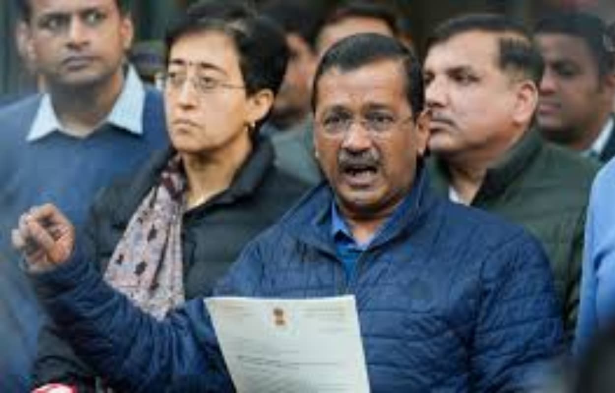 Delhi AAP Manifesto: युवाओं को रोजगार, महिलाओं को सम्मान.. सहित केजरीवाल ने दिल्लीवासियों से किया 15 वादे, देखें पूरी लिस्ट
