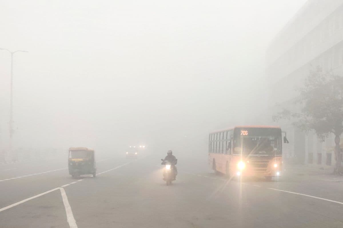 Delhi Weather: दिल्ली में 5 डिग्री सेल्सियस तक गिर सकता है तापमान, और घना होगा कोहरा, जानें मौसम का हाल