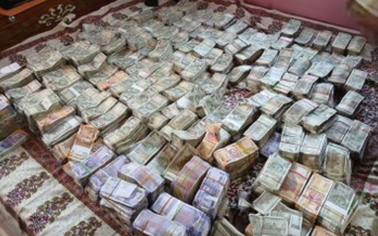 DEO रजनीकांत के ठिकानों से मिले 3.52 करोड़ कैश, जमीन-हॉस्पिटैलिटी में निवेश के मिले सबूत