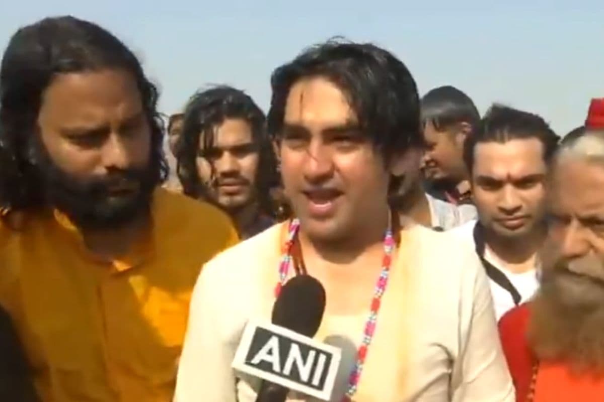 Dhirendra Shastri In Mahakumbh: महाकुंभ पहुंचे बागेश्वर धाम बाबा धीरेंद्र शास्त्री, त्रिवेणी में लगाई 5 डुबकी