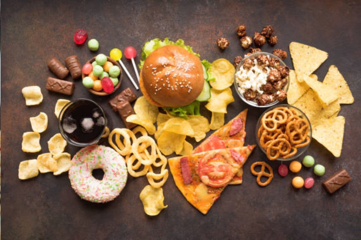 Health Tips: चाव के साथ खा रहे हैं फास्ट फूड तो बंद कर दें खाना, छोटी उम्र में ही हो जाएंगी ये गंभीर समस्याएं