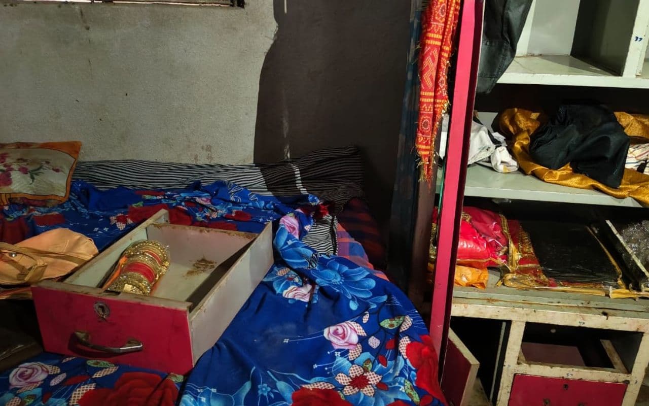 Gaya News: शेरघाटी के शास्त्री नगर मुहल्ला में एक साथ तीन घरों में भीषण चोरी, बेटी की शादी के लिए घर में रखे जेवर उड़ा ले गए चोर