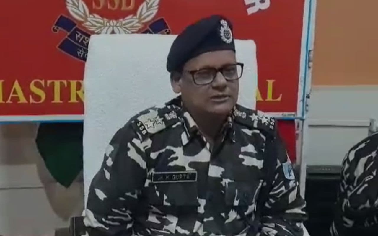 Video: जंगल के अंदर बनाए गए गुफा से भारी मात्रा में हथियार बरामद, नक्सली रच रहे थे बड़ी साजिश