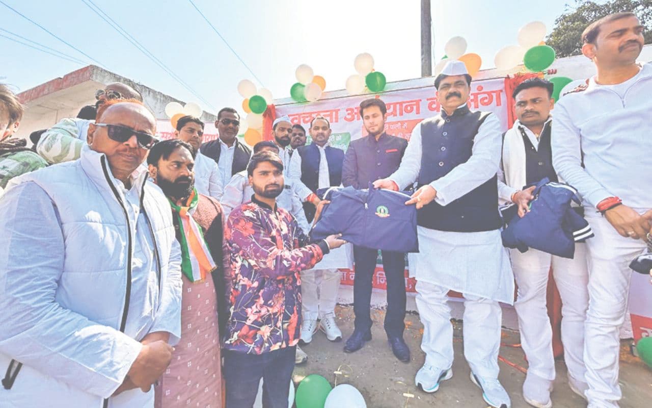 Gaya News: गया में अब कहीं नहीं दिखेगी गंदगी, 24 घंटे होगी साफ-सफाई, हेल्पलाइन नंबर भी हुआ जारी