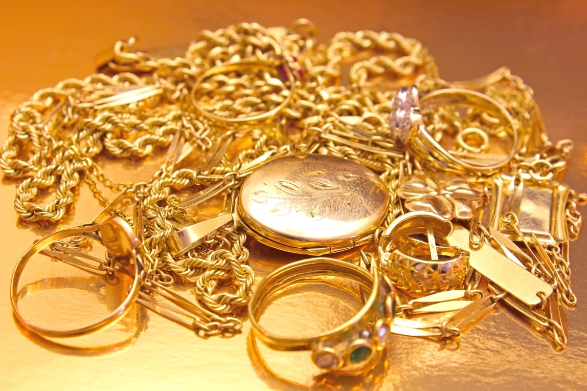 Gold-Silver Price: सोने की कीमतों में दूसरे दिन भी गिरावट, चांदी की कीमतें बनीं स्थिर 