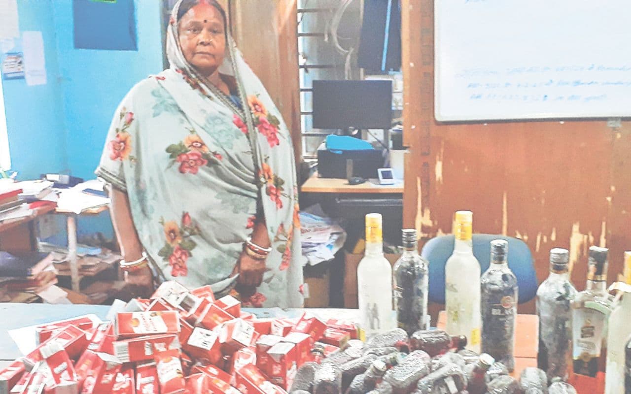 Bihar News: महिला ने मरोड़ा इंस्पेक्टर का हाथ, शराब माफिया के घर छापेमारी करने गयी पुलिस पर भीषण हमला