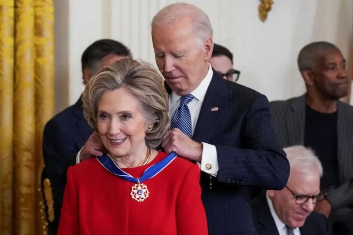 अमेरिकी राष्ट्रपति जो बाइडेन ने हिलेरी क्लिंटन, सोरोस और राल्फ लॉरेन को मेडल ऑफ फ्रीडम से सम्मानित किया