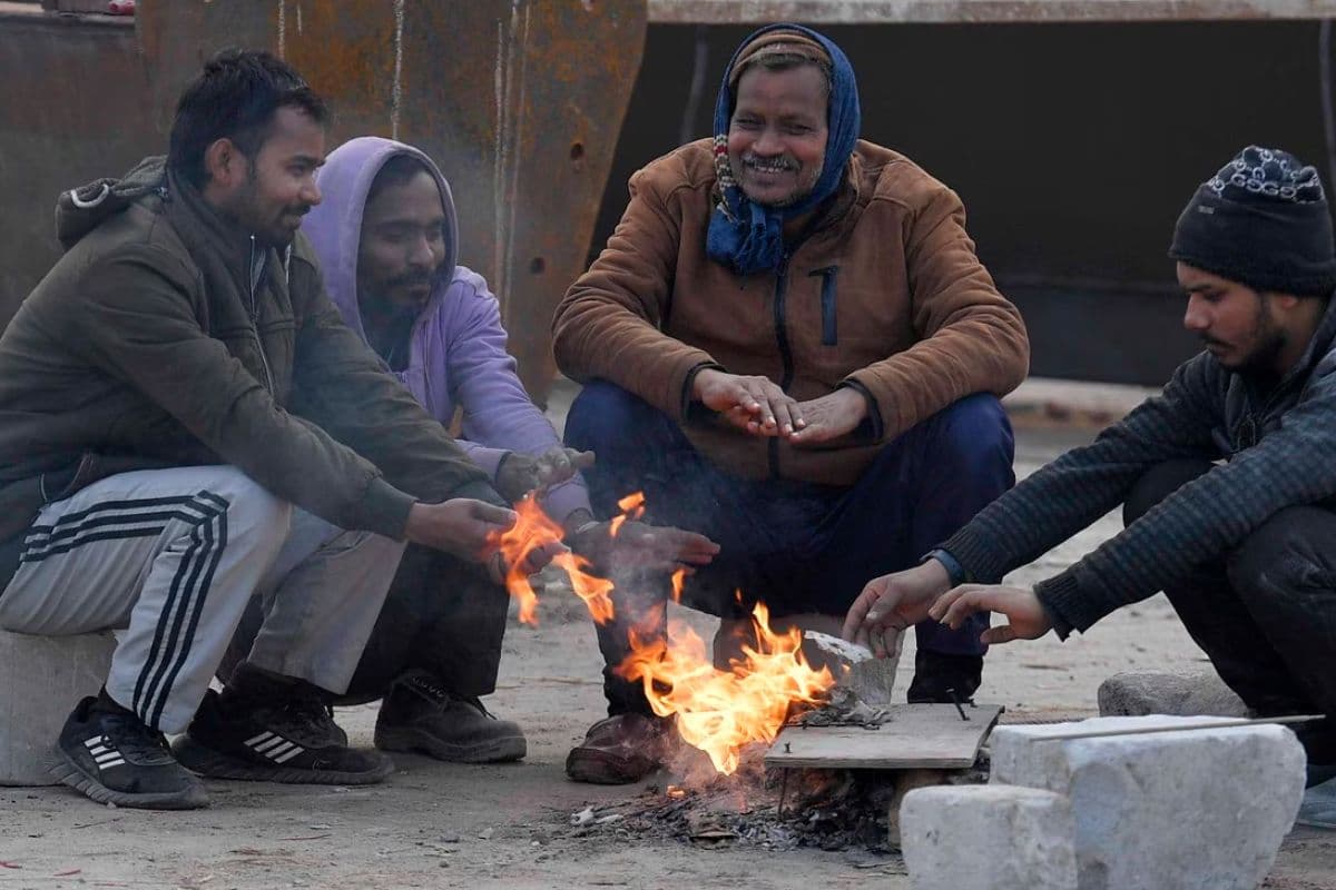 कड़ाके की ठंड और घने कोहरे के बीच कई राज्यों में बारिश-बर्फबारी की संभावना
