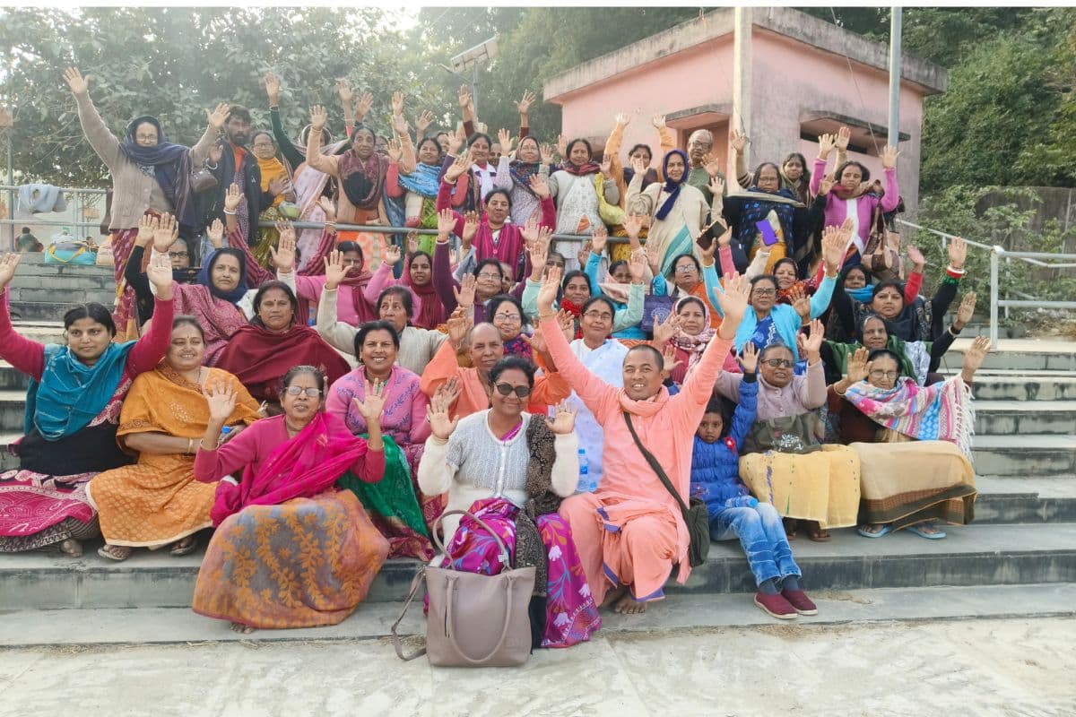 साहिबगंज के इस्कॉन मंदिर में जुटे कृष्ण भक्त, पश्चिम बंगाल के श्रद्धालुओं ने गंगा में स्नान कर की पूजा-अर्चना