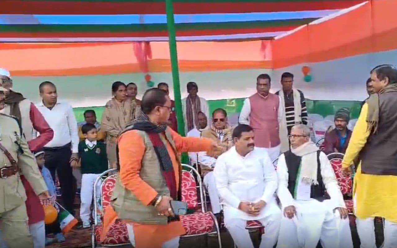 Video: JDU MLA गोपाल मंडल ने कुर्सी पर बैठने को लेकर किया बवाल, SDPO को करना पड़ा मामले को शांत