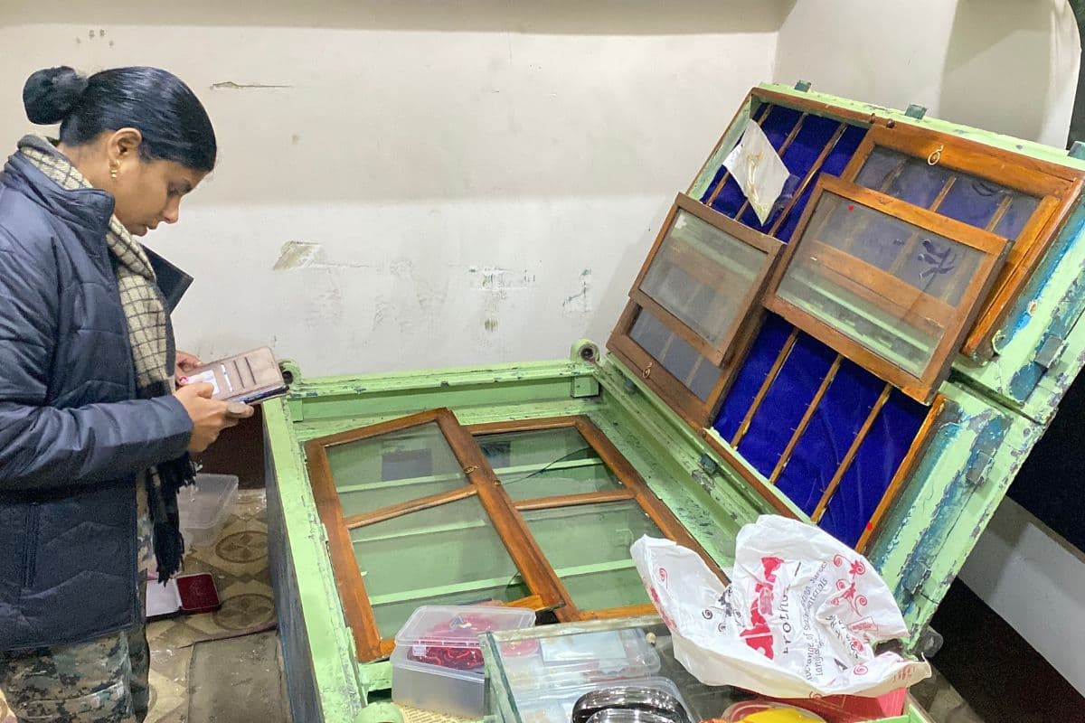 Giridih Crime: गिरिडीह के कमल ज्वेलर्स से 21 लाख के सोने-चांदी के जेवरात और कैश की चोरी, जांच में जुटी फॉरेंसिक टीम