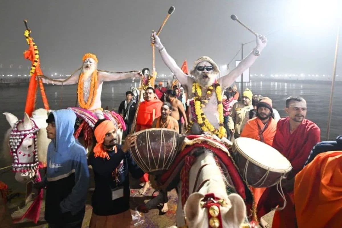 Maha Kumbh 2025: मकर संक्रांति पर महानिर्वाणी और अटल अखाड़े ने किया सबसे पहला अमृत स्नान