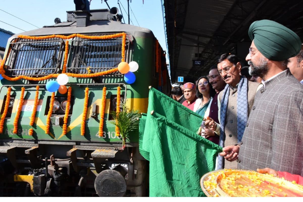 रांची से महाकुंभ स्पेशल ट्रेन रवाना, केंद्रीय रक्षा राज्य मंत्री संजय सेठ ने यात्रियों को तिलक लगाकर की पुष्पवर्षा