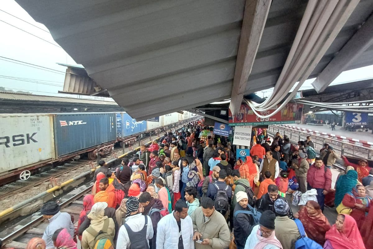 Mahakumbh 2025: मुजफ्फरपुर जंक्शन पर कुंभ यात्रा के लिए यात्रियों का तांता, ट्रेन में चढ़ने के लिए मची अफरातफरी