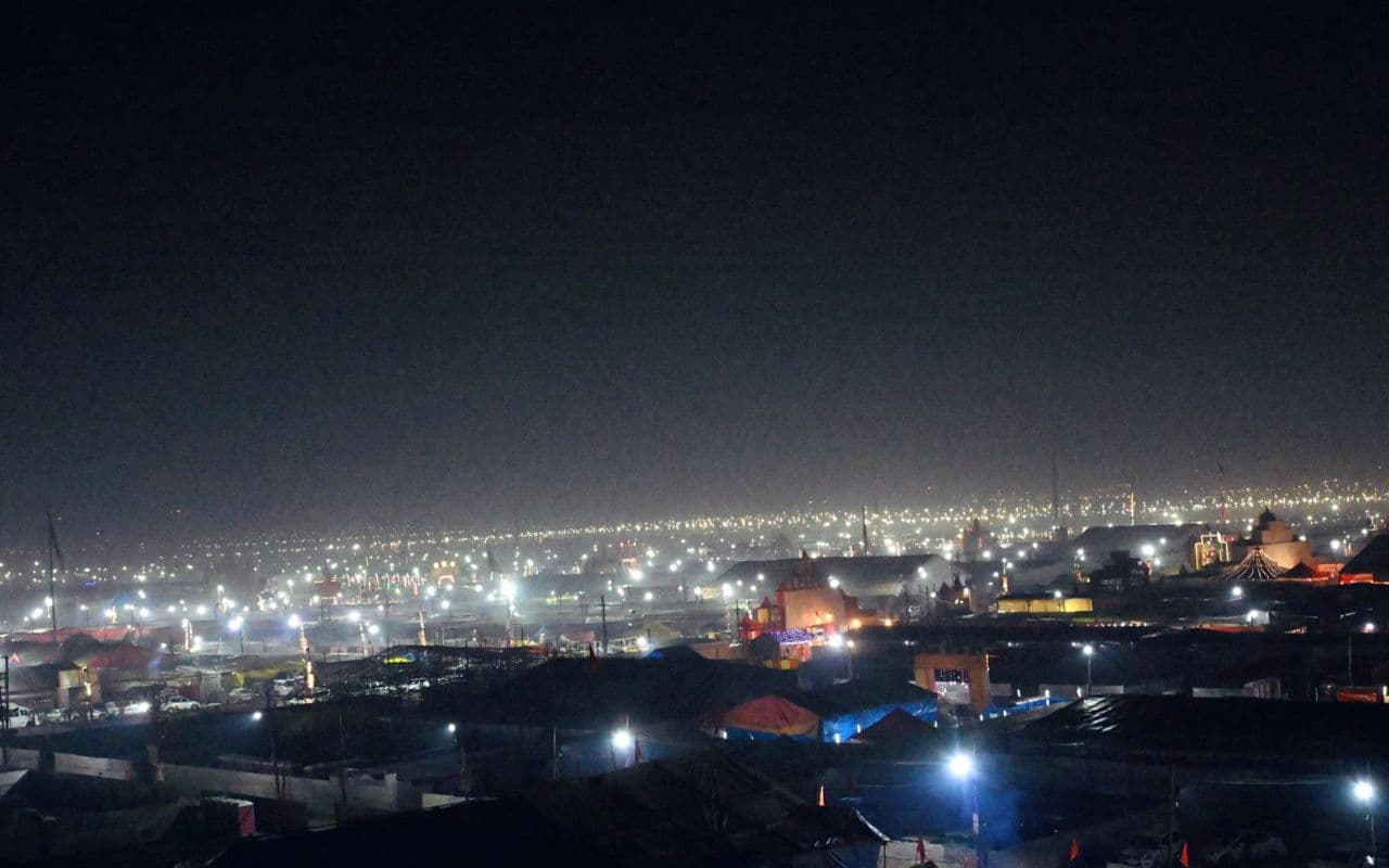 Mahakumbh 2025: प्रयागराज में कल्पवास के लिए उमड़े कल्पवासी, नाबालिग को साध्वी बनाने वाले संत हुए आखाड़े से निष्कासित