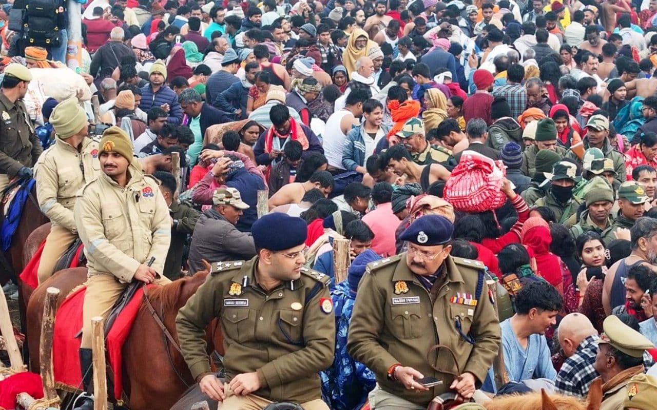Mahakumbh 2025: महाकुंभ पुलिस ने लाखों श्रद्धालुओं का जीता दिल, हर किसी के सवालों का मुस्कुराकर दे रहे जवाब