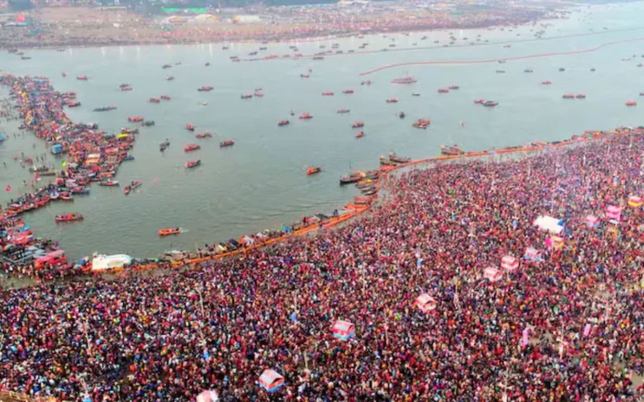 Mahakumbh: महाकुंभ में ऐसे कपड़े में पहुंची लड़की, लोगों ने कहा ये गोवा नहीं