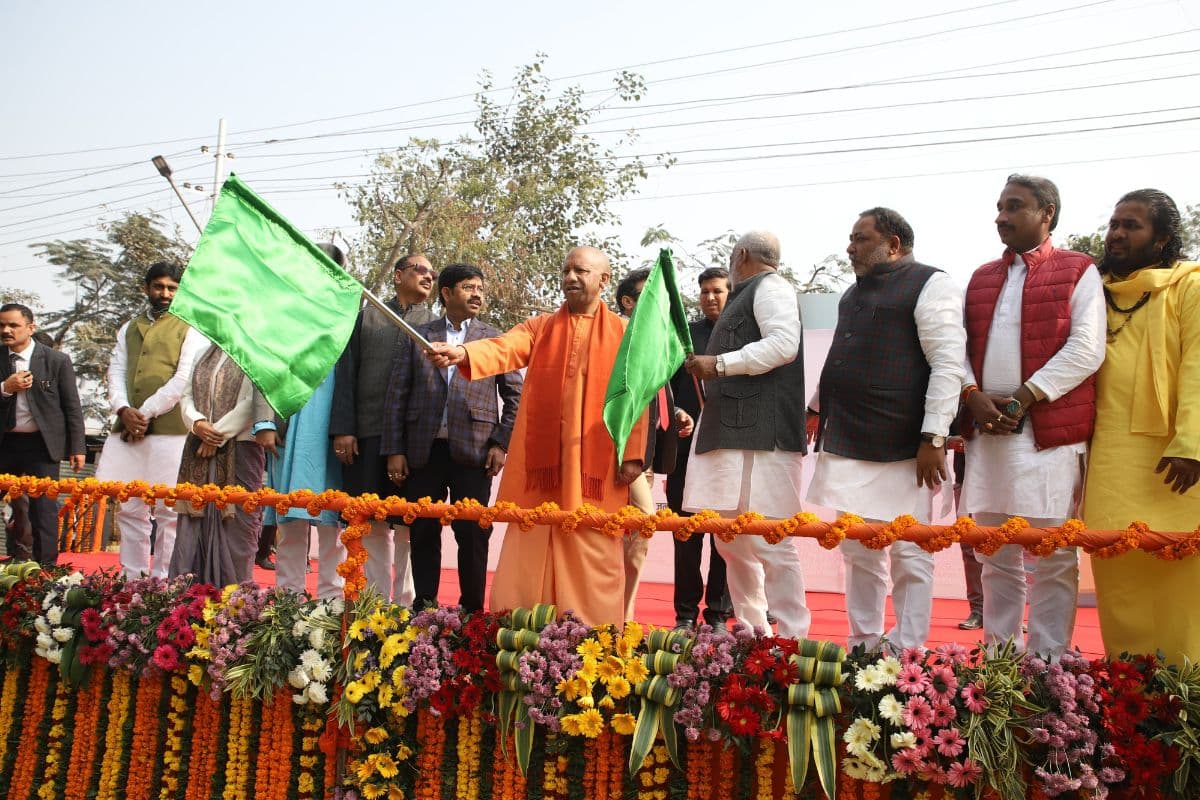 Mahakumbh 2025: जब गाड़ी छोड़ अचानक पैदल चल दिए सीएम योगी, पीछे-पीछे भागने लगे मंत्री-अधिकारी